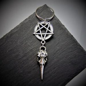 New Gothic Bird Skull Keychain – Crow Skull & Pentagram Design